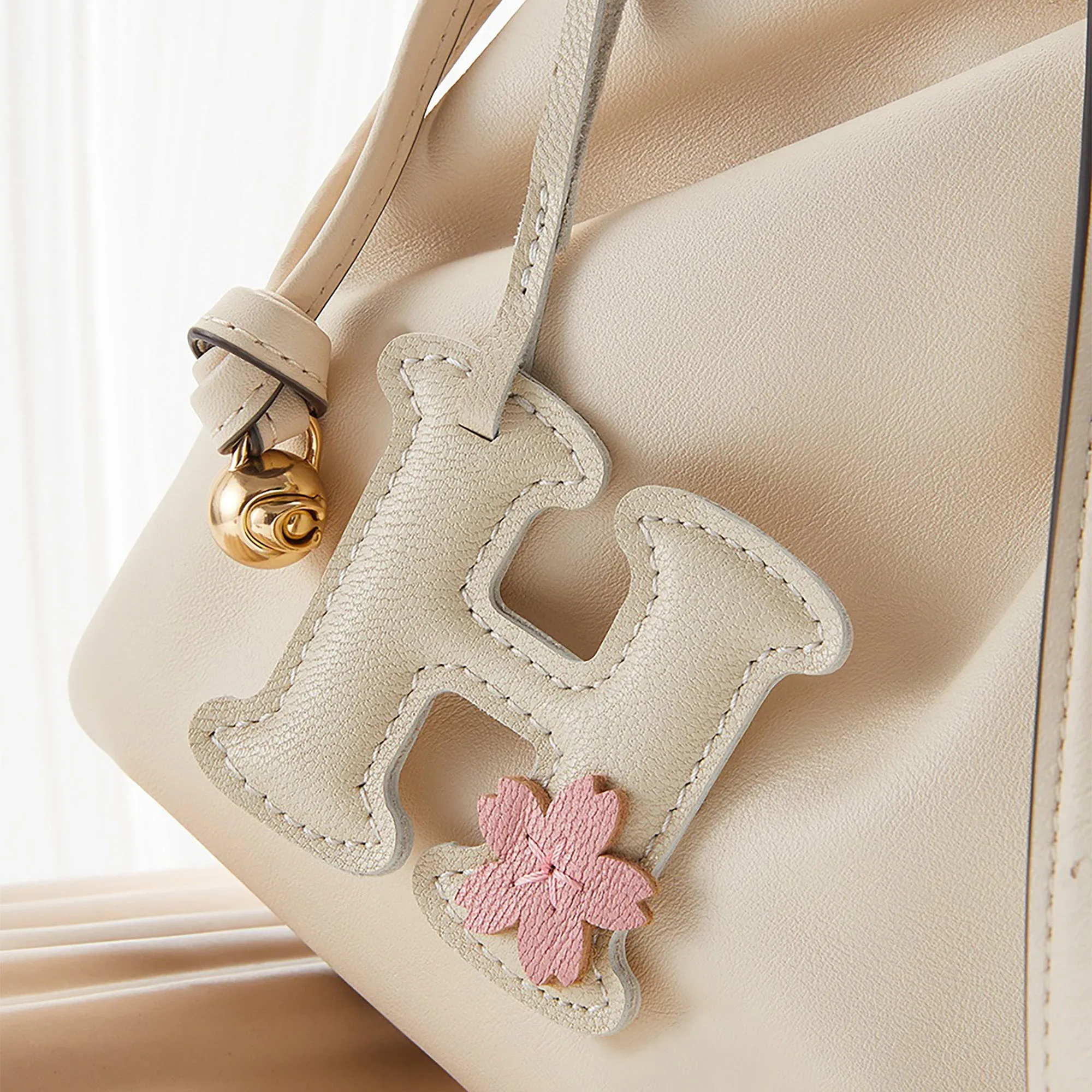 Leather Alphabet Pendant Keychain, Cute and Elegant Car Accessories, Exquisite DIY Gift Pendant
