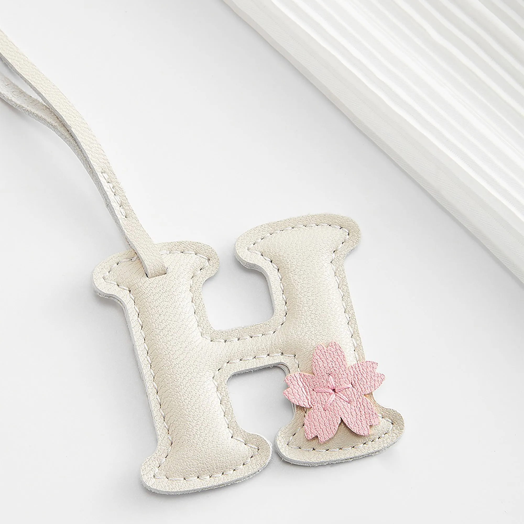 Leather Alphabet Pendant Keychain, Cute and Elegant Car Accessories, Exquisite DIY Gift Pendant